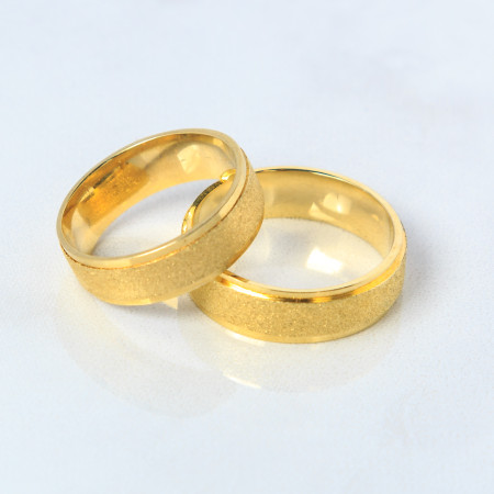 Aliança em ouro amarelo diamantadas com frisos laterais polidos