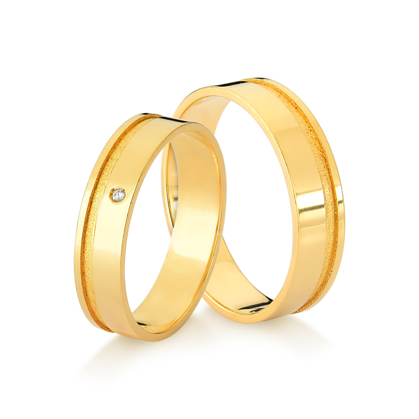 Aliança em ouro amarelo com friso diamantado com diamante.[unitário]