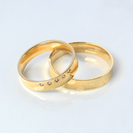 Aliança em ouro amarelo côncava com diamantes {unitário}