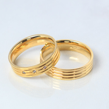 Aliança em ouro frisada com diamantes {unitário}