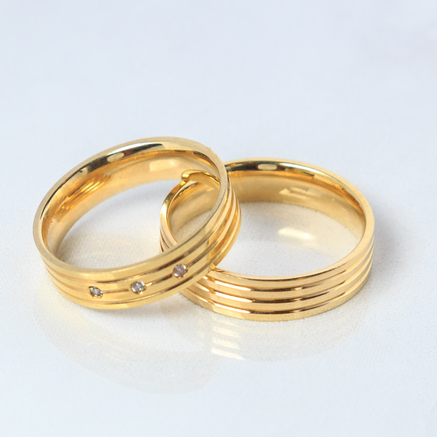 Aliança em ouro frisada com diamantes {unitário}