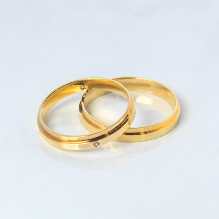 Aliança em ouro amarelo com friso rebaixado com diamantes {unitário}