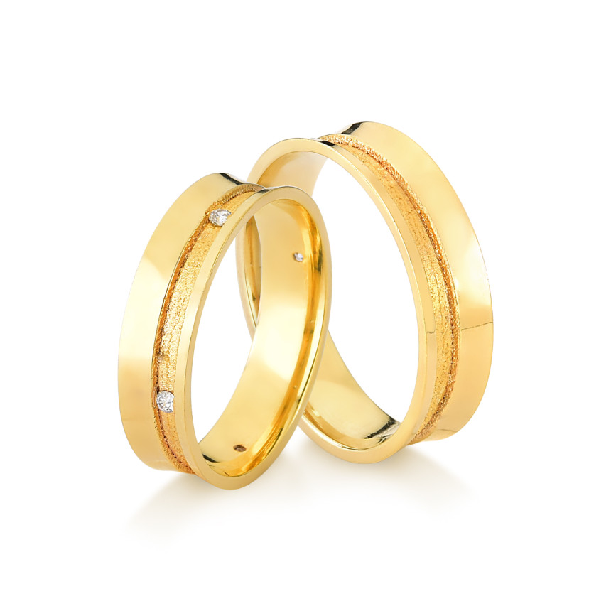 Aliança em ouro amarelo 18 kt côncava semi anatômica com friso  e diamantes {unitário}
