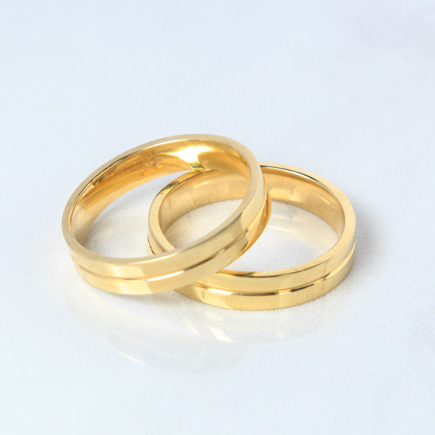 Aliança em ouro amarelo com friso central {unitário}