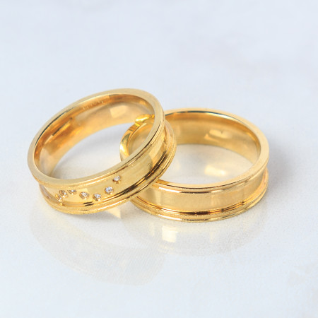 Aliança ouro amarelo com frisos diamantados e diamantes {unitário}