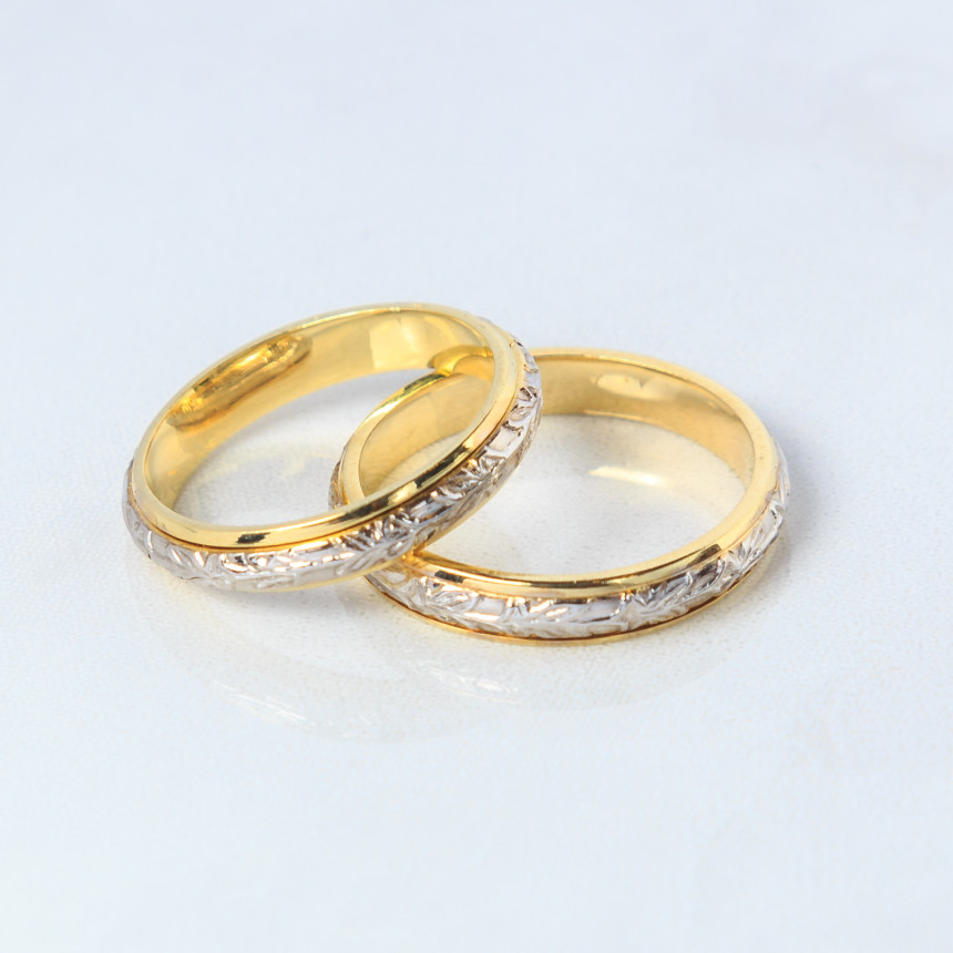 Alianças em ouro amarelo e branco trabalhado {unitário}