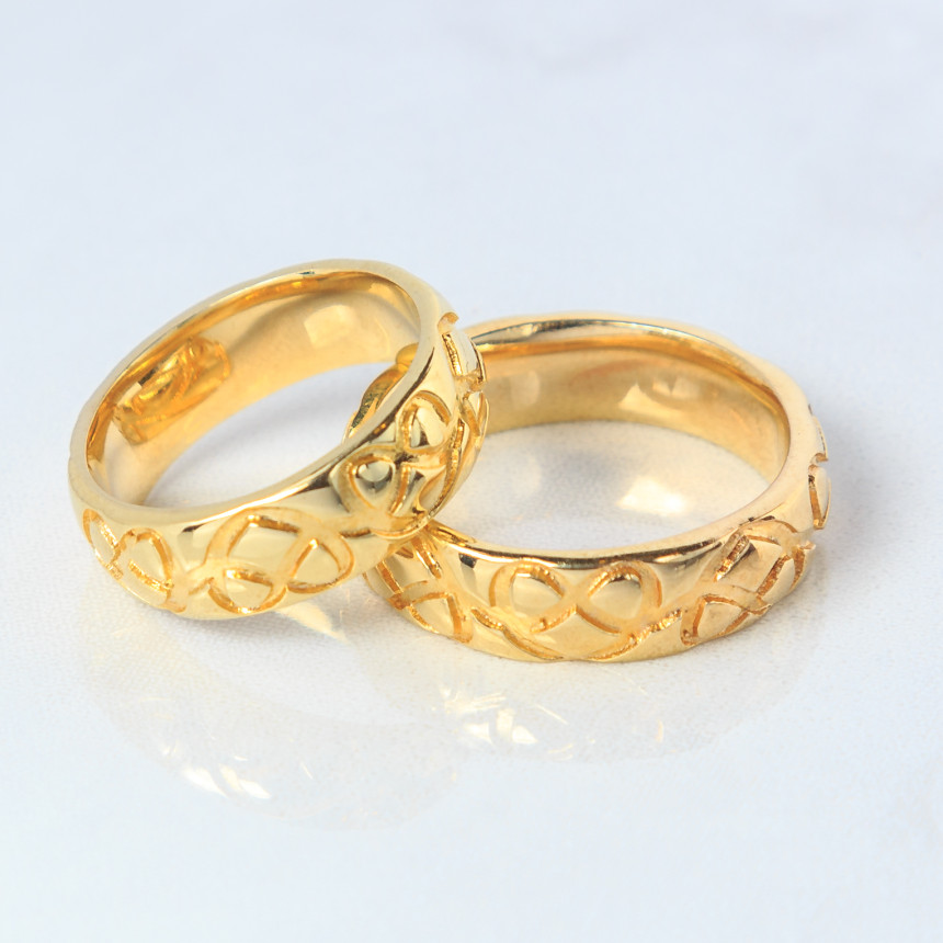 Aliança em ouro amarelo 18 kt, anatômica e trabalhada {unitário}