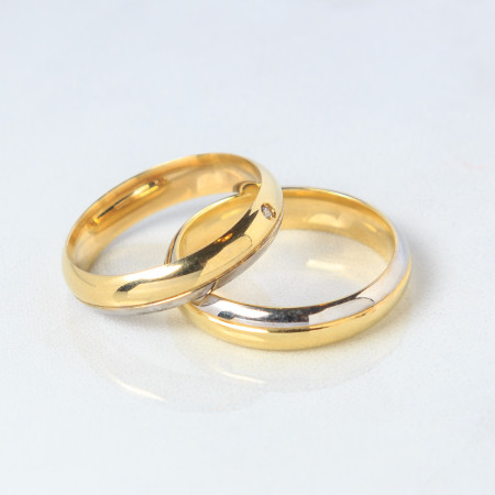 Aliança em ouro amarelo e branco 18 kt com diamante {unitário}