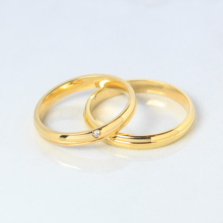 Aliança em ouro amarelo frisada com diamante {unitário}