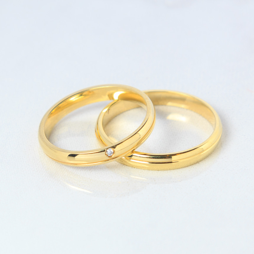 Aliança em ouro amarelo frisada com diamante {unitário}