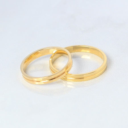 Aliança em ouro amarelo 18 kt com friso central {unitário}