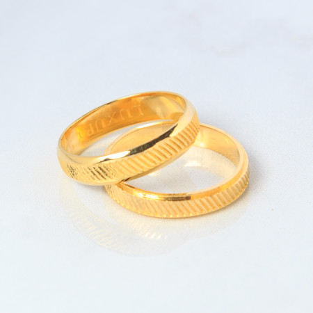 Aliança em ouro amarelo 18 kt  trabalhada com frisos laterais polidos {unitário}