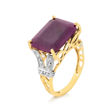 Anel em ouro amarelo 18 kt com diamantes e um rubi indiano 12 ct