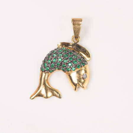 Pingente peixe  em ouro 18 kt com 1 diamante e esmeraldas