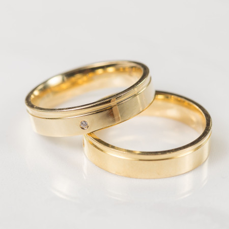 Aliança em ouro amarelo com diamante {unitário}