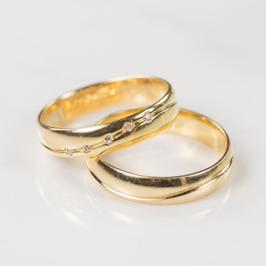 Aliança em ouro 18 kt com 5 diamantes {unitário}