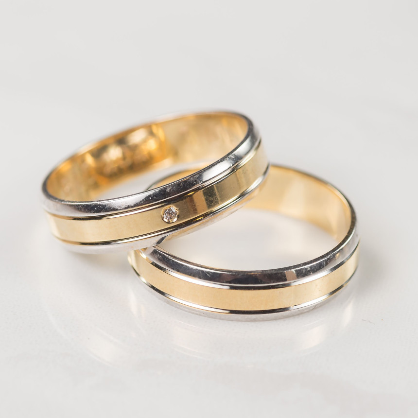  Aliança em ouro amarelo e branco 18 kt com brilhantes {unitário}