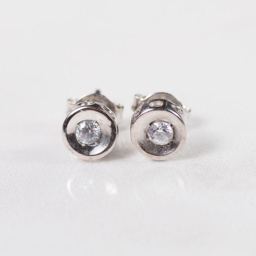 Brincos em ouro branco com diamantes 0,10 pontos 