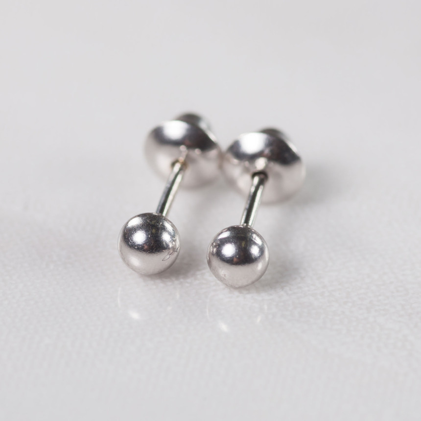 Brinco bolinha em ouro branco