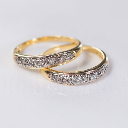 Aparador infantil em ouro com diamantes