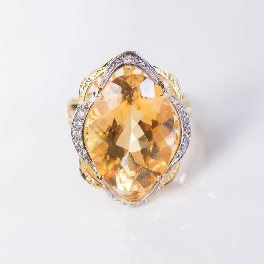 Anel em ouro amarelo com diamantes e citrino natural