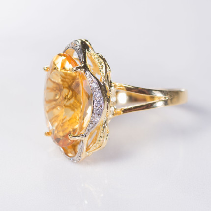 Anel em ouro amarelo com diamantes e citrino natural