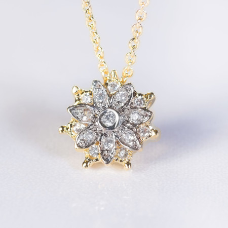 Corrente com pingente em ouro com diamantes