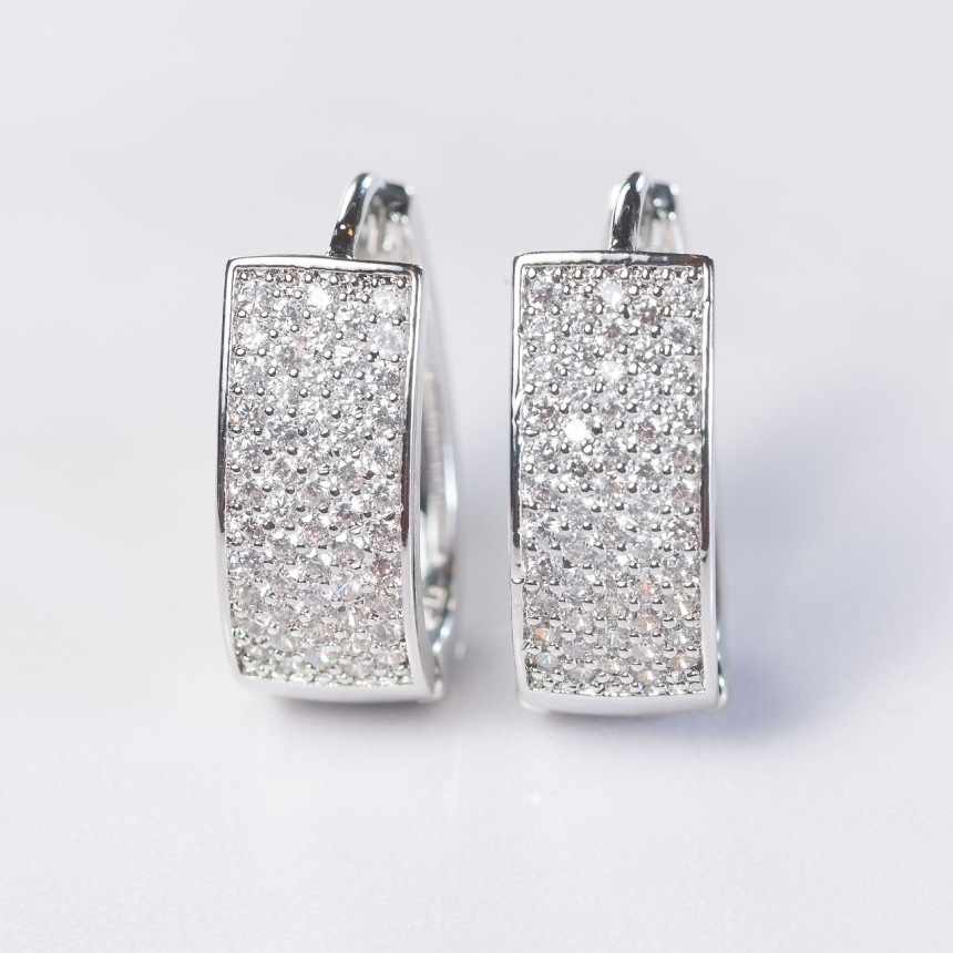 Brincos em ouro branco com diamantes