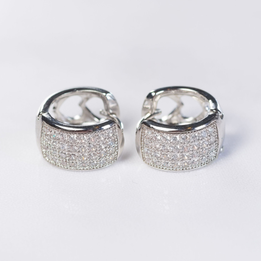 Brinco em ouro branco com diamantes 