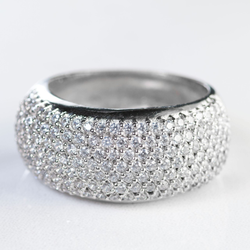 Anel em ouro branco com brilhantes