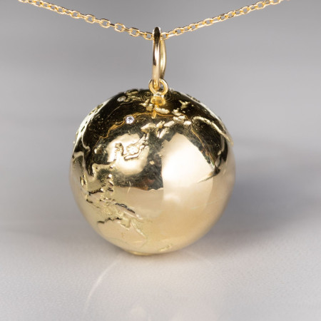 Corrente com pingente globo em ouro com brilhantes
