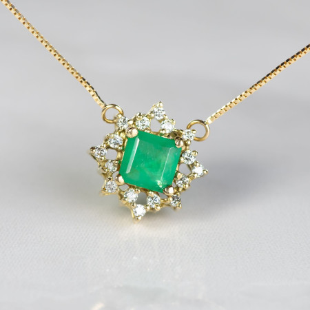 Corrente com pingente em ouro com brilhantes e esmeralda
