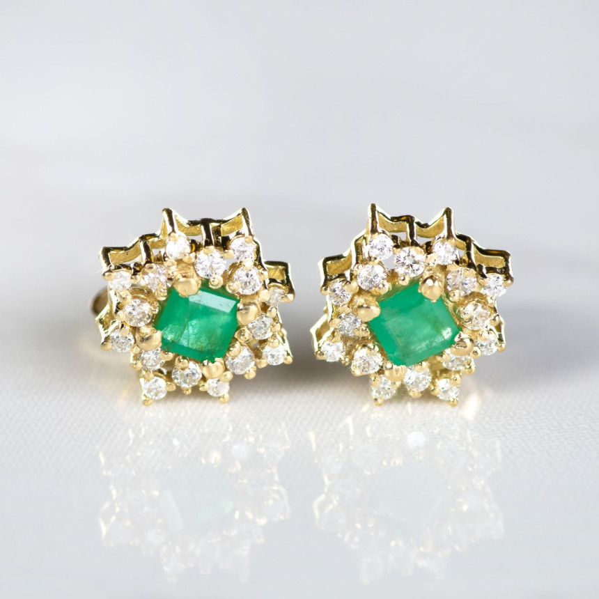 Brinco em ouro com brilhantes e esmeraldas