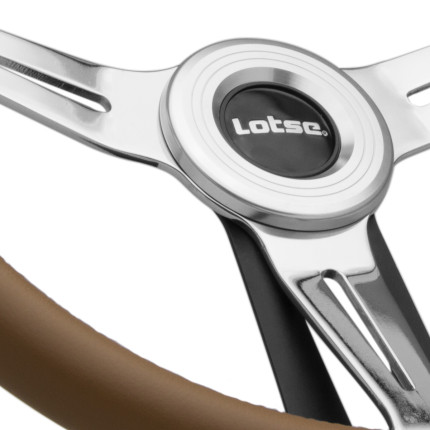 Volante Lotse Class em aço cromado e couro marrom (com aplique central)