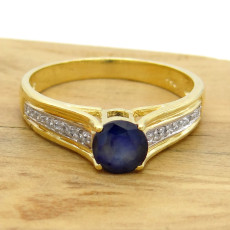 Anel Solitário com 1 Safira e 10 Diamantes, em Ouro Amarelo 18 Kilates