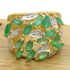 Anel Aramado com 15 Esmeraldas e 8 Diamantes, em Ouro Amarelo 18 Kilates
