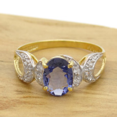 Anel com Cristal de Tanzanita e 8 Diamantes, em Ouro Amarelo 18 Kilates