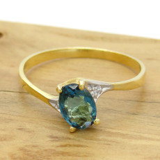 Anel com London Blue e 2 Diamantes, em Ouro Amarelo 18 Kilates