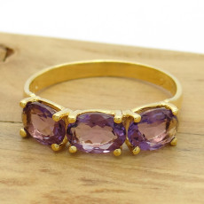 Meia Aliança com 3 Ametistas, em Ouro Amarelo 18 Kilates