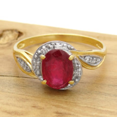 Anel com Rubi e 8 Diamantes, em Ouro Amarelo 18 Kilates