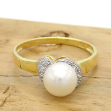 Anel com Pérola de 8 mm e 6 Diamantes, em Ouro Amarelo 18 Kilates