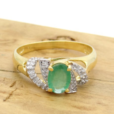 Anel com Esmeralda e 8 Diamantes, em Ouro Amarelo 18 Kilates