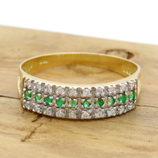 Meia Aliança com 10 Esmeraldas e 20 Diamantes, em Ouro Amarelo 18 Kilates