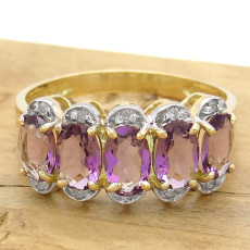 Meia Aliança com 5 Ametistas e 10 Diamantes, em Ouro Amarelo 18 Kilates