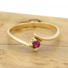 Anel Solitário com Rubi, em Ouro Amarelo 18 Kilates