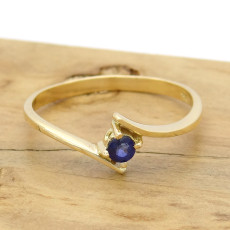 Anel Solitário com Safira, em Ouro Amarelo 18 Kilates