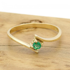 Anel Solitário com Esmeralda, em Ouro Amarelo 18 Kilates
