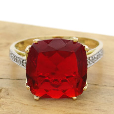 Anel com Quartzo Rubi e 4 Diamantes, em Ouro Amarelo 18 Kilates