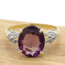 Anel com Ametista e Diamantes, em Ouro Amarelo 18 Kilates