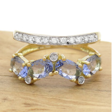 Meia Aliança com 4 Cristais de Tanzanita e  14 Diamantes, em Ouro Amarelo 18 Kilates